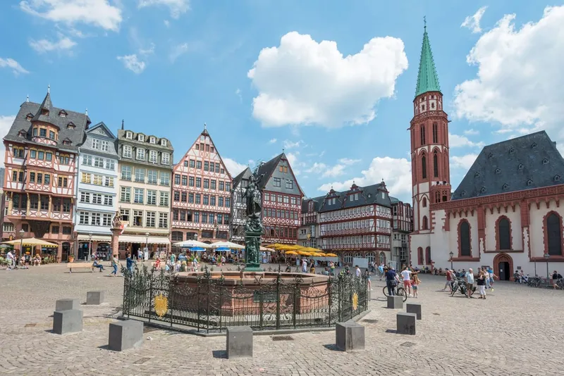 Visitors and a guide between the Römer and cathedral on a highlights frankfurt city tour in Frankfurt am Main