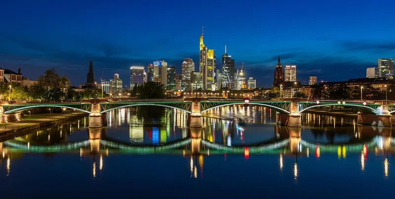 Local guide with a couple on a private frankfurt city tour along the Main riverbank in Frankfurt am Main